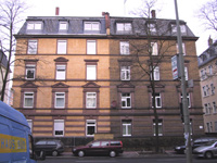 Hausfassade teils mit teils ohne Fassadenreinigung