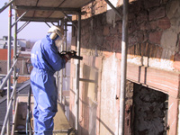 Reinigung einer Fassade mit einem Sandstrahl